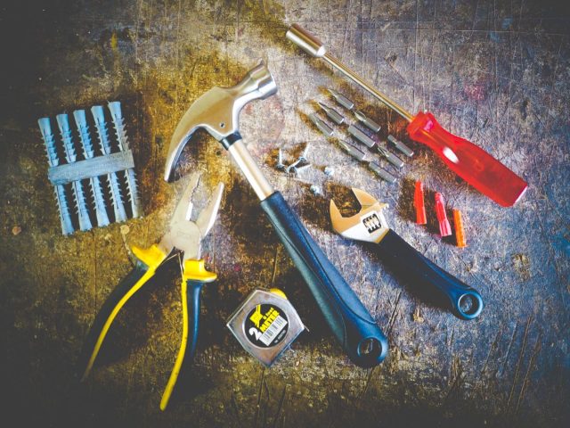 Outils indispensables pour bricoler chez soi