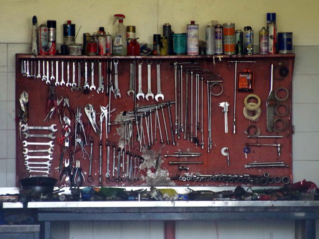 Comment réparer une porte qui grince facilement