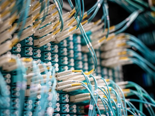 L&rsquo;offre fibre de SFR à 27,99 €/mois est-elle vraiment compétitive ? Oui.