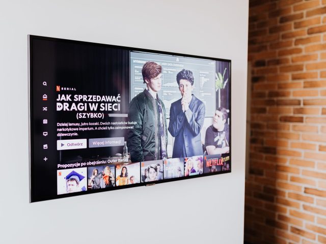 Économisez avec RED : Comment utiliser votre Smart TV sans frais cachés ?